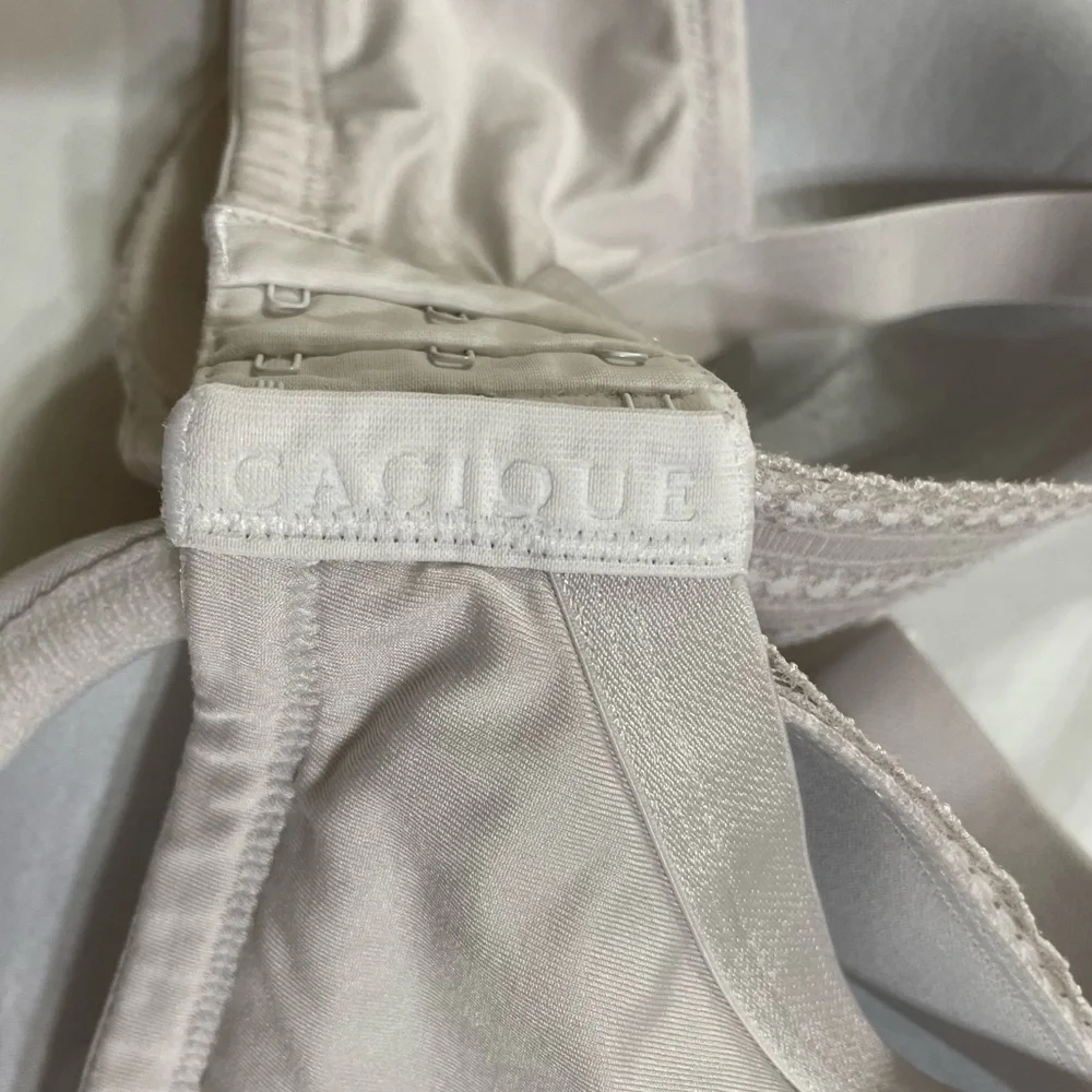 Cacique White‎ Lace Bra full coverage adjustable straps lightly lined Size 42C